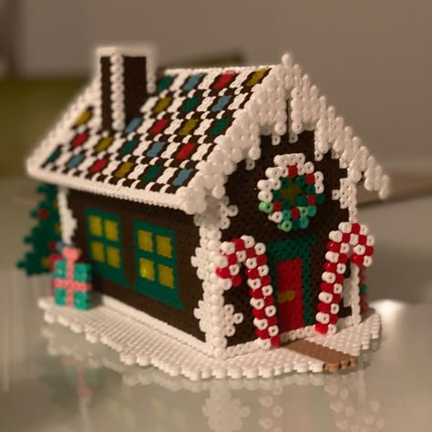 Gingerbread House Perler Beads, Perler Beads Christmas Ideas, Pyssla Ideas Christmas, Perler Beads Ideas Christmas, Perler Bead House, Hama Beads Patterns Christmas, Perler Beads Christmas, Easy Perler Beads, Hama Beads Christmas