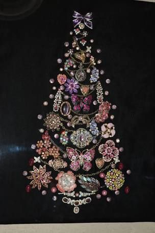 DIY Vintage Jeweled Christmas Tree Jeweled Picture, Old Jewelry Crafts, Costume Jewelry Crafts, Jeweled Christmas Trees, Christmas Tree Pictures, Jewelry Repurposed, Vintage Jewelry Ideas, Vintage Jewelry Repurposed, Jeweled Christmas