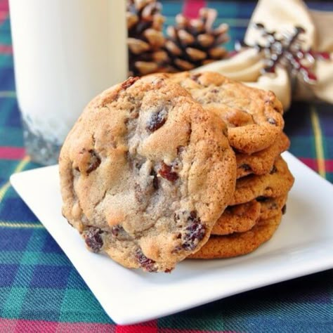 Soft and Chewy Raisin Spice Cookies - The best raisin spice cookie I've ever had. Soft & chewy with crispy edges, they'll fill your house with spicy scent. Cookies Raisin, Cookie Board, Cookie Recipes Chewy, Rock Recipes, Cookies Soft, Delicious Cookies, Spice Cookies, Raisin Cookies, Christmas Memories