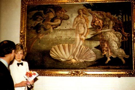 1985-04-24 Diana and Charles visit the Uffizi Gallery Museum in Florence Botticelli Paintings, Visit Florence, Uffizi Gallery, Italy Tours, 90s Aesthetic, Princesa Diana, Creative Video, Lady Diana, Prince Charles