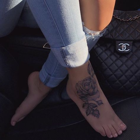 Rose Foot Tattoos For Women, Rose Tattoo On Foot, Cute Foot Tattoos, Tattoos Rose, Snakebites, Foot Tattoos For Women, Tattoos For Women Flowers, Geniale Tattoos, Stylist Tattoos