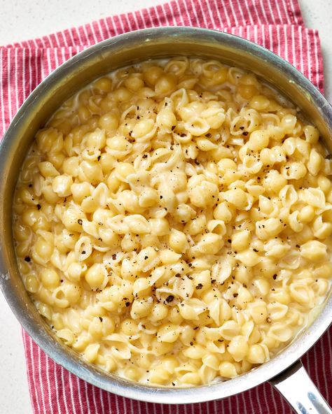 Easy One Pot Mac and Cheese (no draining required) Snow Day Crockpot Meals, Easy Snow Day Meals, Rainy Day Dinners Families, Snow Day Soup Recipes, Snowed In Recipes, Snow Day Meals Comfort Foods, Snowed In Meals, Snow Day Recipes Comfort Foods, Snow Day Food Ideas