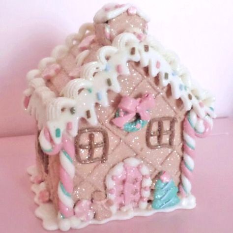 Pink Gingerbread House Decoration, Pretty Gingerbread House, Coquette Gingerbread House, Cutecore Christmas, Cute Gingerbread House Ideas, Gingerbread House Ornament, Pink Wonderland, Gingerbread House Designs, Girly Christmas