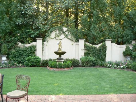 Stucco Outdoor Wall, Stucco Fence Ideas, Stucco Walls Backyard, Stucco Fence Wall, Stucco Garden Wall, Courtyard Concept, Stucco Fence, Focal Point Garden, Pergola Wall