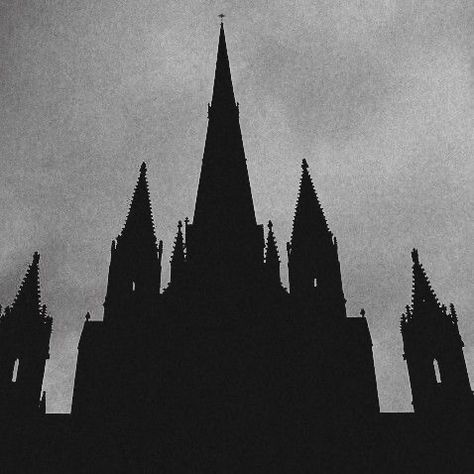 Gothic Fiction Aesthetic, Vampire Black And White, Goth Architecture, Castle Tattoo, Vampire Aesthetic, Gothic Fiction, Dark Castle, Cry Of Fear, Gothic Castle