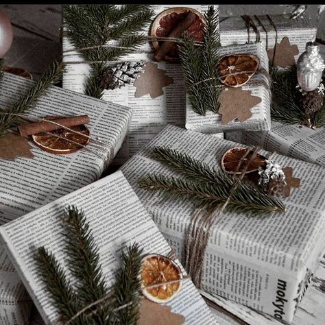 Christmas Wrapping Newspaper, News Paper Wrapping Ideas, Newspaper Gift Wrap, Newspaper Wrapping Ideas, Newspaper Christmas Wrapping, Newspaper Wrapping Paper, Newspaper Gift Wrapping Ideas, Newspaper Gift Wrapping, Old Fashioned Christmas Gifts