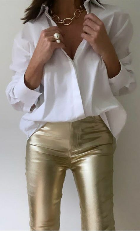 Gold Pants Outfit, Camisa Blanca Outfit, Outfits Camisa, Gold And White Outfit, Golden Pants, Outfit Elegante, White Shirt Outfits, Look Legging, Gold Pants