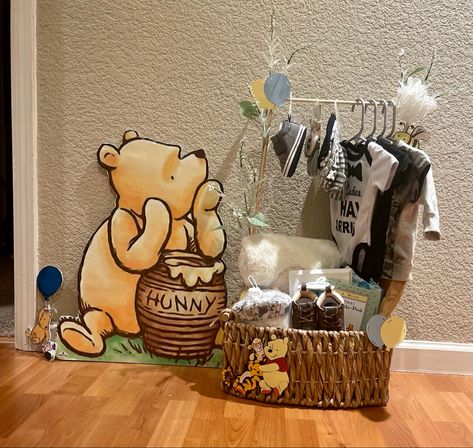 Baby Shower Gift Basket Winnie The Pooh, Winnie The Pooh Baby Gift Basket, Winnie The Pooh Basket Ideas, Winnie The Pooh Baby Shower Gifts, Winnie The Pooh Baby Shower Gift Ideas, Winnie The Pooh Gift Basket, Winnie The Pooh Diaper Cake, Pooh Bebe, Winnie Poo