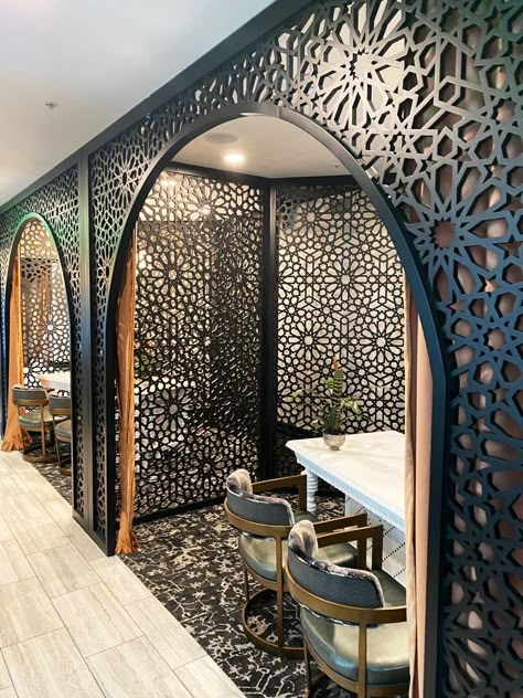 Islamic Interior Design Restaurant, Mandi Restaurant Design, Moroccan Restaurant Interior, Mandi Restaurant Interior, Laser Cut Design Pattern, Modern Restaurant Interior, Dekorasi Maroko, Pattern Interior Design, Eclectic Restaurant