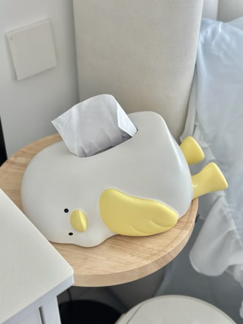 Made with high-quality ceramic, this tissue box features a playful design of a lazy duck. Add a touch of personality to your space while conveniently keeping tissues within reach. Say goodbye to boring tissue boxes and hello to a charming conversation piece. Guaranteed to make you smile! Material:CeramicSize:28.5cm(L)*19cm(W)*12cm(H) (1 inch=2.54cm) Cute Duck Decor, Cute Tissue Holder, Cool Things To Add To Your Room, Tissue Box Diy Ideas, Duck Home Decor, Cute Clay Room Decor, Room Decor Items Bedrooms, Ceramic Cute Ideas, Cute Items Aesthetic