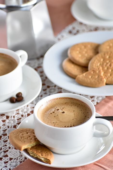 Cuban Pastries, Cuban Coffee Recipe, Cuban Coffee, Book Coffee, Chocolate Caliente, Coffee Breakfast, Coffee Photography, Good Morning Coffee, Coffee Cafe