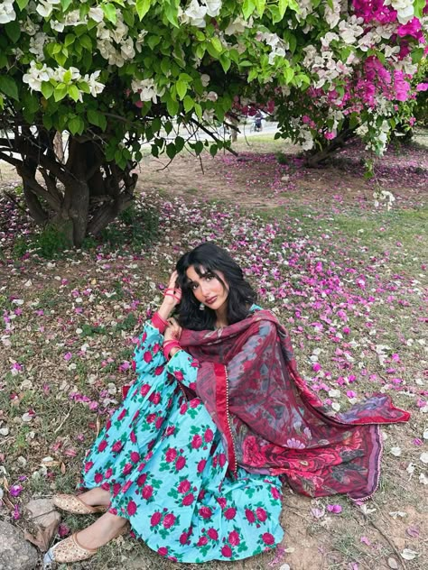 #eid #desifashion #desiaesthetic #jewelry #pakistan Irregular Clothes, Village Pic, Desi Photoshoot, Girly Photoshoot, Pretty Suits, Desi Poses, Travel Poses, Brown Girl Aesthetic, Eid Look