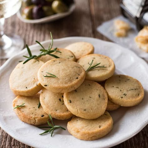 Parmesan Shortbread Biscuit (3 ingredients) Cheese Shortbread, Parmesan Shortbread, Savoury Party Food, Pancakes Nutella, Tin Eats, Shortbread Recipe, Shortbread Biscuits, Savoury Biscuits, Biscuit Bread