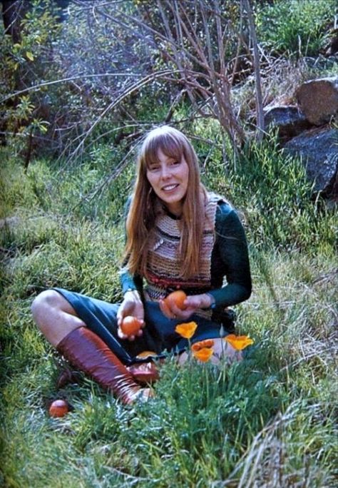 Joni Mitchell, 1971 Laurel Canyon 1960s, Laurel Canyon 70s, Laurel Canyon Aesthetic, Joni Mitchell Aesthetic, 70s California, Henry Diltz, Retro Pics, Cactus Tree, 1970s Hippie