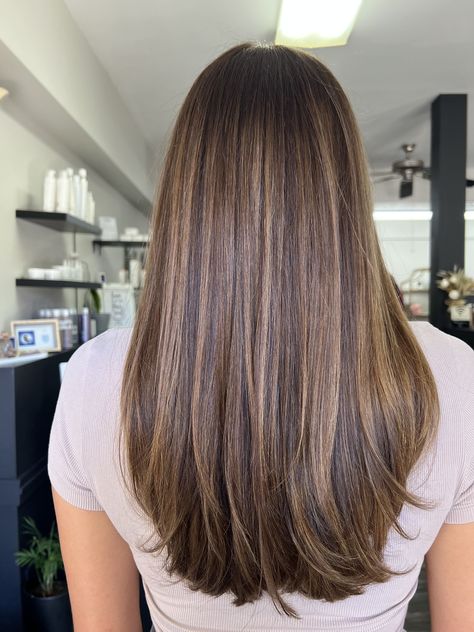 Warm Chocolate Brown Hair, Brown Straight Hair, Dimensional Brunette, Rambut Brunette, Black Hair Balayage, Brown Hair Looks, Brown Hair Inspo, Brunette Hair With Highlights, Chocolate Brown Hair