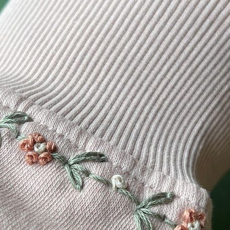 Sweatshirt Cuff Embroidery, Flower Embroidery Clothes, Embroidery Patterns For Sweatshirts, Embroidery Knots, Knot Knitting, Cuff Embroidery, Embroidery Stitches Beginner, Contemporary Embroidery, Fabric Embroidery