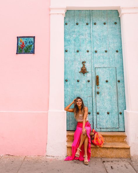 Cartagena Outfits, Instastories Ideas, Umbrella Street, Decorative Doors, Pool Poses, Colorful Buildings, Colonial Style Homes, Best Selfies, Best Boutique Hotels