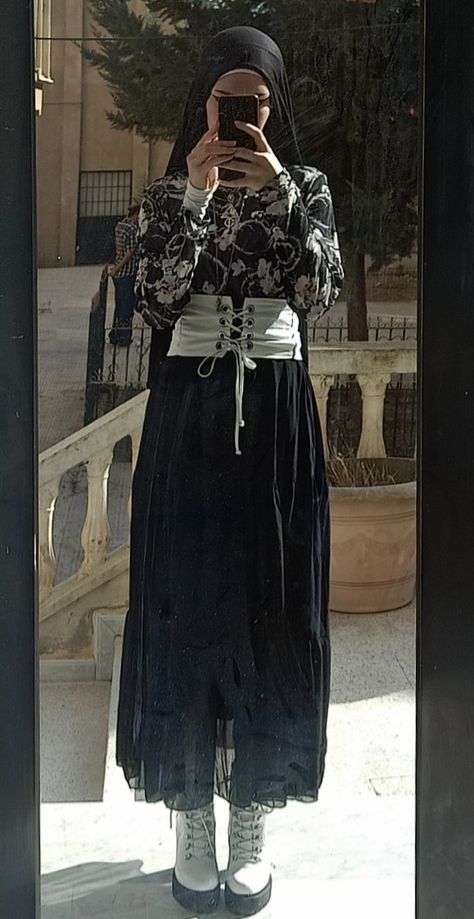 Alt Hijab, White Maxi Dress Outfit, Outfit Hijab Ideas, Roll Dress, Fashion Alternative, Ladies Day Dresses, Casual College Outfits, Grunge Dress, Hijabi Style