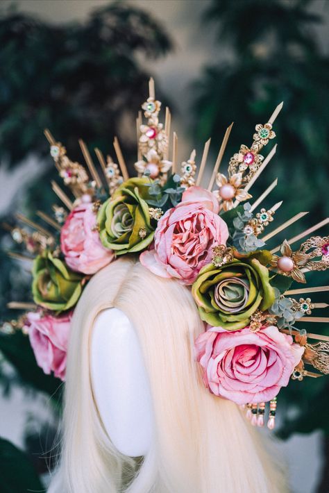 perfect flower halo for maternity photo shoot 💚🌸✨

#carbickovacrowns #carbickova #fridakahlo #beyonce #halo #halocrowns #halocrown #haloheadlights #haloheadband #flowercrown #flowerheadband #flowerheadpiece #flowers #flower #flowertiara #spring #springfashion #springphotoshoot #maternityphotography #festivalfashion #coachella #jewelry #jewellery #jewelryaddict Beyonce Halo, Flower Halo Headband, Coachella Jewelry, Diy Floral Crown, Photo Shoot Maternity, Pregnancy Photo Shoot, Maternity Photo Props, Floral Headdress, Goddess Crown