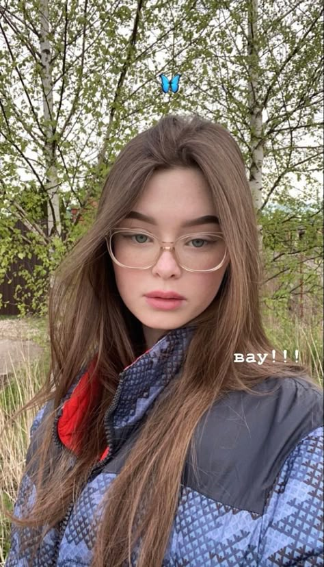 Chashma Frame Girl, Specs Girl, Glasses For Round Faces, Cute Glasses Frames, Classy Glasses, Glasses Frames Trendy, Glasses Inspiration, Glasses Trends, Transparent Glasses