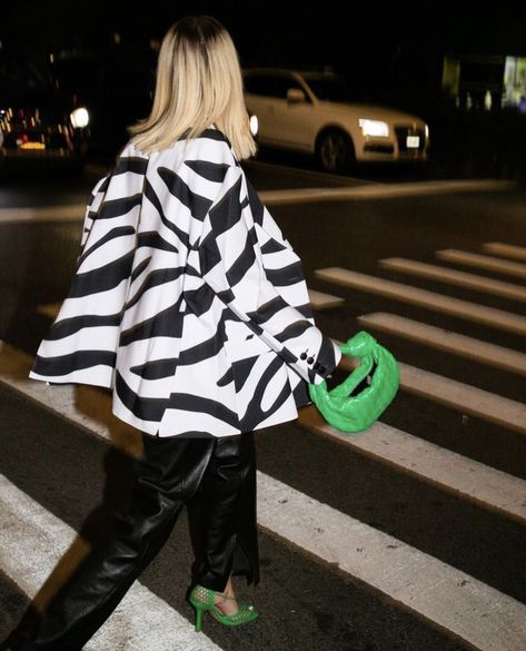 Zebra Blazer Outfit, Zebra Shirt Outfit, Cropped Jacket Outfit, Maeve Reilly, Nyc September, Zebra Shirt, New York Outfits, Autumn Trends, Celebrity Outfits