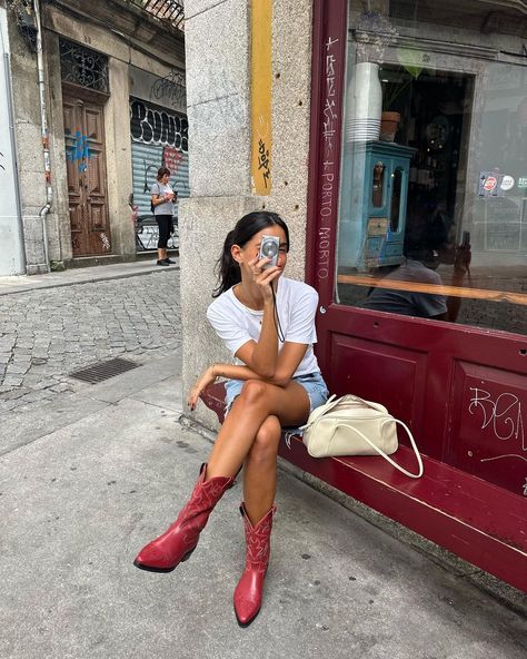 Red Cowboy Boots Aesthetic, Pink Cowboy Boots Outfit, Traje Cowgirl, Red Cowboy Boots Outfit, Sick Fits, Boot Outfits, Stile Hijab, Girly Outfit, Aesthetic Girly