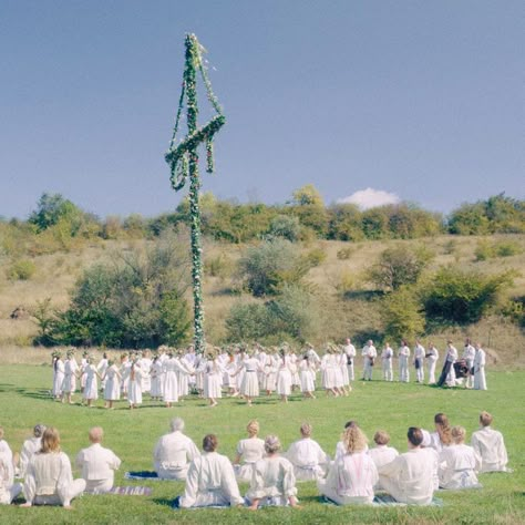 Midsommar (2019) Ari Aster Macbeth Project, Pictures From Movies, Dress Mood Board, Performance Aesthetic, Film Bro, Father And Girl, Beautiful Cinematography, Ethereal Essence, Hearst Castle