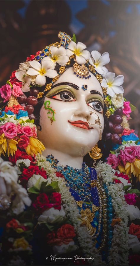 Radharani Wallpaper, Radha Rani Art, Radharani Images, Radha Rani Image, Shrimati Radharani, Vrindavan Photography Pictures, Hanuman Ji Wallpapers, Goddess Aesthetic, Laddu Gopal Dresses