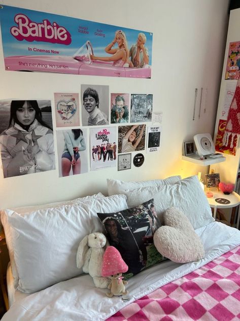 Girl Bedrooms Aesthetic, Barbie Room Aesthetic, Teenage Room Aesthetic, Teenage Girl Bedrooms Aesthetic, Adult Room Decor, Bedrooms Aesthetic, Barbie Poster, Teenager Room, Bedroom Makeovers