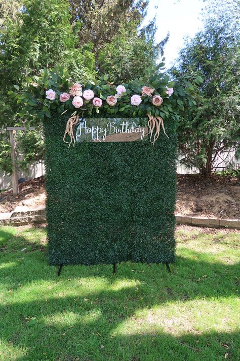 Greenery Birthday, Boxwood Backdrop, Greenery Backdrop, 50th Bday, Backdrop Birthday, Outdoor Birthday, Backdrop Ideas, Wedding Fun, Birthday Backdrop