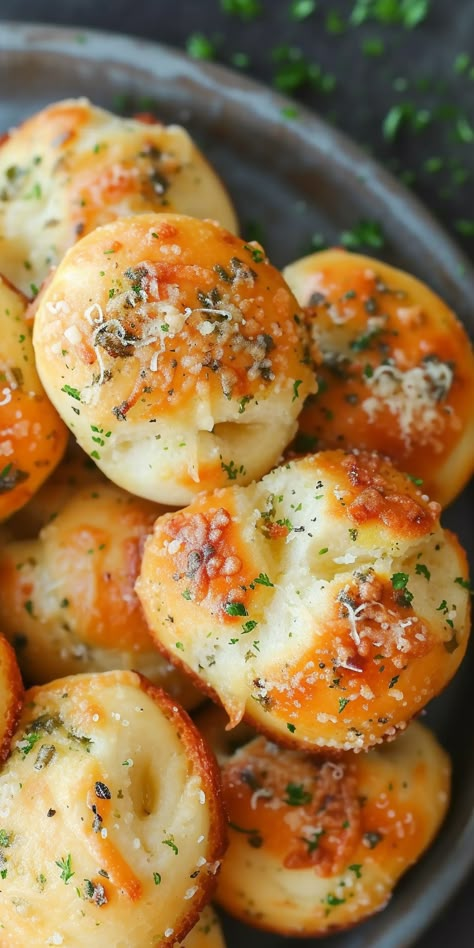 Cheesy Garlic Bread Bites [35 Minutes] – Chasety Garlic Bread Bites, Bread Bites Recipe, Bread Bites, Homemade Garlic Bread, Savory Breads, Bread Sticks, Cheesy Garlic Bread, Cheesy Bread, Food Therapy