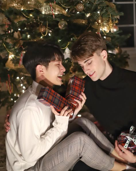 Aaron on Instagram: “❄️All I want for Christmas is you❄️ 📷: Photographed by the lovely and talented @rhivnnun #merrychristmas #boyfriends” Christmas Love Couple, Edward Furlong, Xmas Couple, Gay Christmas, Christmas Poses, Lgbt Love, Love Scenes, Couple Photoshoot Poses, Christmas Photoshoot