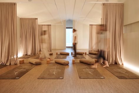 Meditation studios in Sydney and Melbourne, MYND and Mirosuna, mimic luxury gym model Yoga Place Design, Modern Meditation Space, Yoga Center Design, Meditation Space Architecture, Yoga Room Design, Yoga Place, Hot Yoga Studio, Luxury Gym, Gym Model