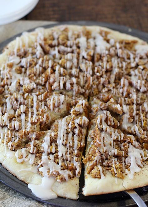 Streusel Dessert, Chocolate Chip Cookie Pizza, Apple Dessert Pizza, Pillsbury Pizza, Dessert Pizzas, Caramel Apple Desserts, Pumpkin Streusel, Dessert Pizza Recipes, Pizza Oven Recipes