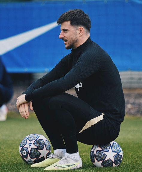 Beard Trend, Chelsea Fc Players, Hair Cut Guide, Mens Hairstyles Thick Hair, Mason Mount, Men's Short Hair, Classy Outfits Men, Beard Hairstyle, Cool Hairstyles For Men