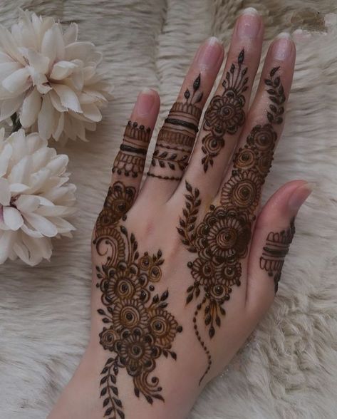 Pretty Henna Designs Front Hand, Simple Mehndi Designs Flowers, Mehedi Design Unique, Mehndi New Designs Unique, Mehedi Design For Eid, Mendhi Designs Simple Front Hand Unique, Fingers Mehndi Designs Unique, Beautiful Mehndi Design Front Hand, Mehndi Designs Simple Back Hand