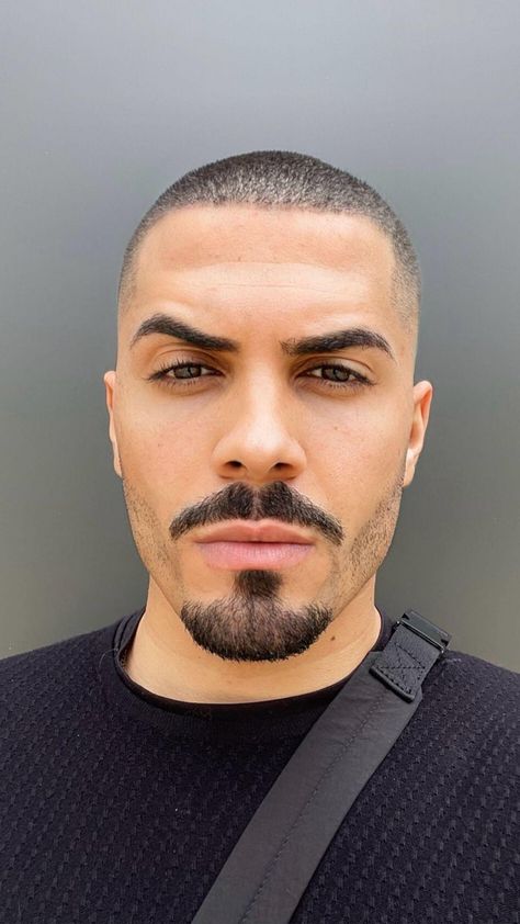 Mens Mustache Styles, Goatee And Mustache Style, Goatee Beard Styles, Lucas Alves, Man Haircuts, Facial Hair Styles, Shaved Head With Beard, Chin Beard, Goatee Styles