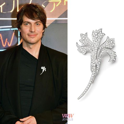 Lucas Bravo's Chaumet brooch at at the 16th Asian Film Awards in Hong Kong. Diamond Brooch For Men, Broach For Men, Bulgari High Jewelry, Men Brooch, Lucas Bravo, Brooch For Men, Jewelry Looks, Brian Cox, Men's Brooch