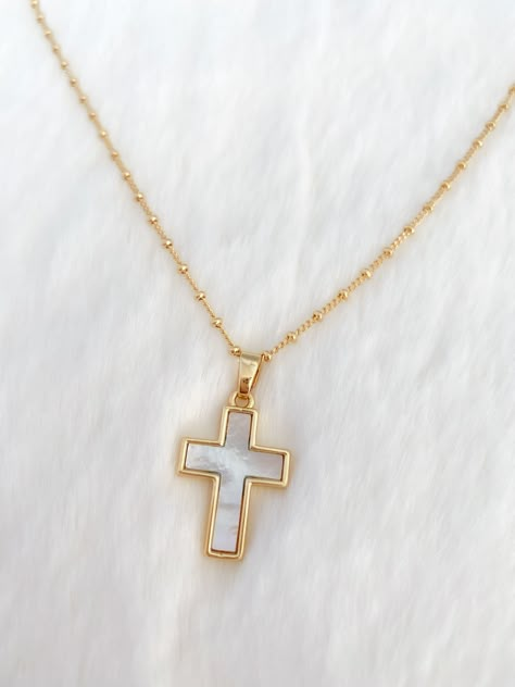 Mother of pearl cross necklace MATERIAL AND SIZE 18k gold filled chain Mother of pearl cross pedant Size pendant: 2.5cmx2cm Length chain: 45cm or 18 inches If you have questions about the product, feel free to reach me out. Don't forget to check out my other items in the store: Https://www.etsy.com/shop/nyahwithlove Gold Catholic Jewelry, Womens Cross Necklace, Christian Necklace For Women, Gold Cross Jewelry, Cute Gold Necklaces, Cute Cross Necklace, Cross Necklace Aesthetic, Jesus Jewelry, Cross Gold Necklace