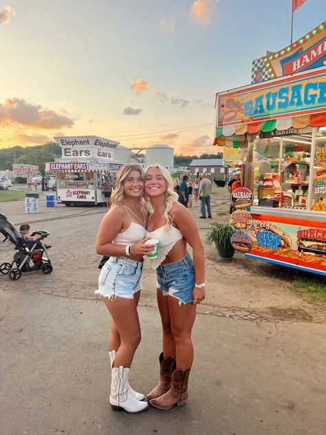 Railbird Outfits, Country Outfits Shorts, Country Concert Outfit Brown Boots, Country Outfits Concert, Country Fair Outfits, Country Concert Pictures, Cute Country Outfits For Concert, Bailey Zimmerman Concert, Country Concert Pics