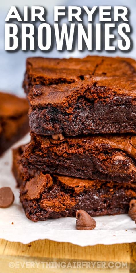 Easy air fryer brownies turn out chewy and chocolatey. These air fryer brownies are perfect for two. Have them fresh out of the Ninja and enjoy them with a cold glass of milk. Air fryer brownies taste even better than oven baked brownies, with their crispy crinkled tops, and they won't take long to make, either! Whip up a small batch of brownies in no time. #airfryerbrownies #easybrowniebites #homemadeairfryerbrownies #everythingairfryer Air Fryer Brownies For Two, Air Fryer Brownies, Air Fryer Cake Recipes, Air Fryer Recipes Dessert, Resep Brownies, Banana Brownies, No Bake Brownies, Easy Air Fryer, Brownies Recipe Easy