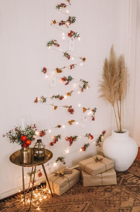 DIY: Fairy Light Xmas Tree – SPELL - USA Alternative Christmas Tree Diy, Christmas Tree Inspiration Modern, Alternative Christmas Tree Ideas, Ideas Decoracion Navidad, Christmas Lights Outside, Alternative Christmas, Alternative Christmas Tree, Xmas Deco, Christmas Tree Inspiration