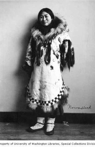 Inuit women, dressed in fur parka - 1900 #dobbs #pespowstories #parka #pespow