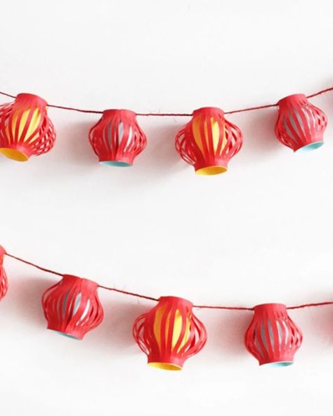 Une guirlande de lanternes pour le Nouvel An chinois Chinese New Year Diy, Kids Lantern, Chinese New Year Wallpaper, Chinese New Year Flower, Chinese Celebrations, Chinese New Year Traditions, Chinese New Year Crafts For Kids, Chinese New Year Food, Chinese New Year Activities