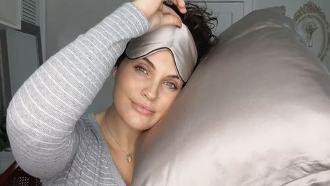 Sleeping With Curly Hair, Sleep Hacks, Silk Sleep Cap, Shoulder Length Curly Hair, Loose Buns, Ways To Sleep, Short Curls, Stretchy Headbands, Night Cap