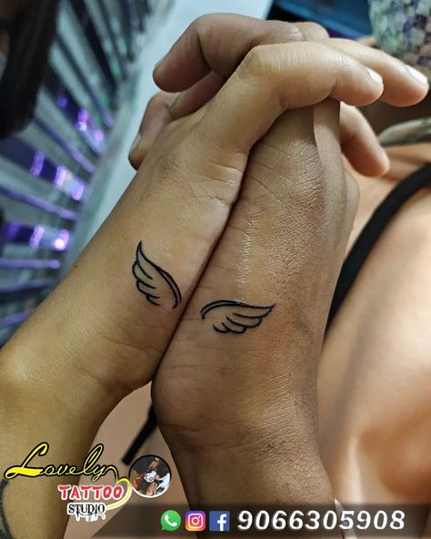 Caple Pic Love Tattoo, Matching Wing Tattoos Couples, Capel Tattoos, Wings Couple Tattoo, Tato Set Love, Cupels Tattoo, Couple Small Tattoo Ideas, Mini Matching Tattoos Couples, Couple Tattoo Ideas Unique