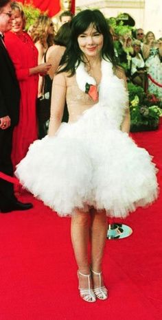 Bjork in the famous Swan dress at The Academy Awards Björk Swan Dress, Bjork Swan Dress, Hagrid Costume, Worst Wedding Dress, Swan Dress, Oscar Fashion, Elsa Schiaparelli, Diane Keaton, Oscar Dresses