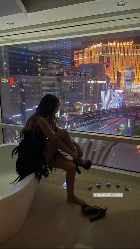 21st In Vegas Outfit, Las Vegas Aesthetic Instagram, Vegas Night Pictures, Poses In Vegas, Vegas Outfit Aesthetic, 21 Birthday Las Vegas, Aesthetic Vegas Pictures, Rich Birthday Aesthetic, Vegas Pictures Ideas