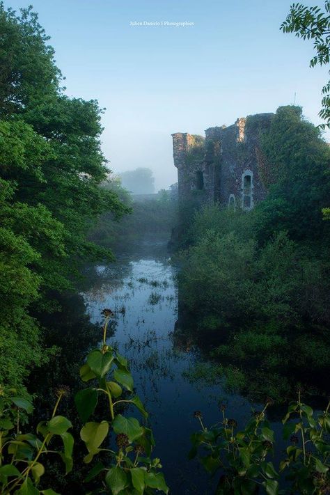 In the moat of the Castle of Comper - Broceliande Julien Danielo Photographies I Capture The Castle, English Estate, Medieval Aesthetic, Living Fence, Castle Aesthetic, Haunted Castle, Picture Places, Ancient Buildings, Haunted Places