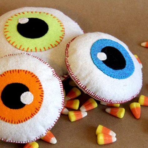 Halloween Eyeball Softie Halloween Felt Ornaments Patterns Free, Halloween Felt Crafts, Halloween Sewing Projects, Halloween Sewing, Holiday Sewing, Diy Halloween Decor, Halloween Eyeballs, Adornos Halloween, Felt Halloween